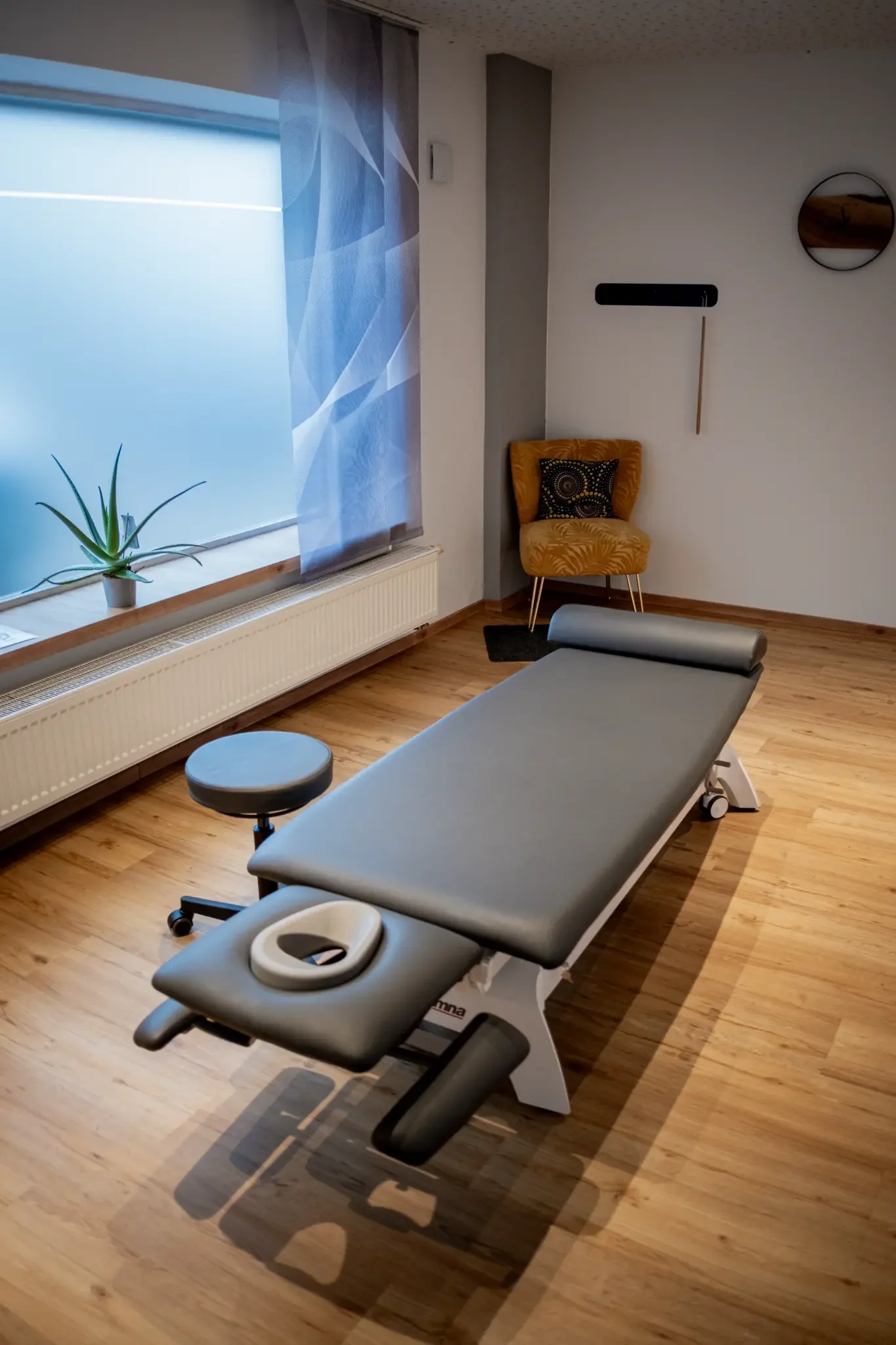 Ruhiger Behandlungsraum mit Therapieliege