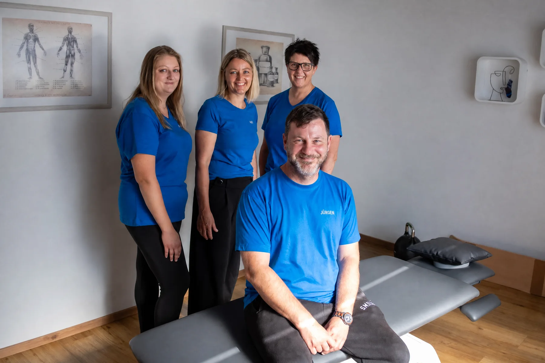 Das Team der Physiotherapie Bauer mit Julia, Gabi, Christine und Jürgen Bauer